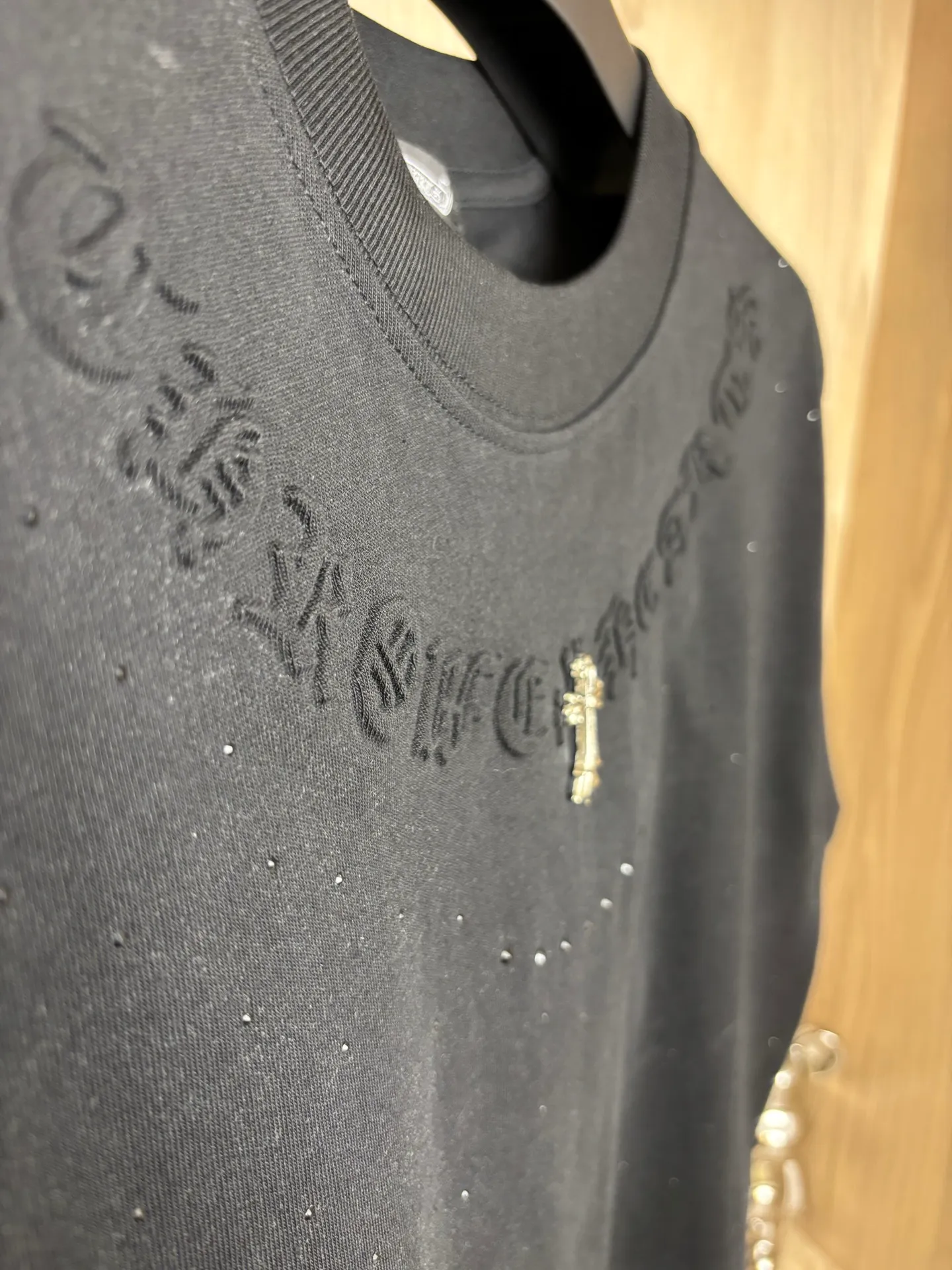 P150 Style number: DC 68# Chrome Hearts Chrome Hearts embossed logo on the chest + hot-drilled baby's breath short-sleeved T-shirt 280 grams of pure cotton double-sand fabric All fabrics have been shrunk in advance Quality first What you see is what you get The pattern will not change after one wash Distinguish some disposable clothes in the market Three labels Complete packaging All restored to the original version Customized Same style for men and women A more classic version The pattern is very unique 💕 Color: Black Size: S-XL (Picture 9⃣️Size chart)